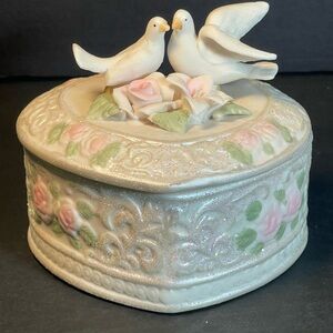 Vtg Heart Shaped Trinket Box W/Lid With Featuring Doves And Floral Designs T91